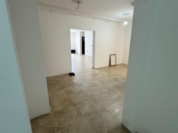 Apartament 2+1+2 në shitje në Plazh Iliria, Durrës. 189 m², 2 tualete, ballkon dhe vetëm 150m larg detit. Mundësi ideale për banim ose investim.