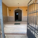 Jepet me qira vilë 2-katëshe pranë Spitalit në Durrës. 6 dhoma gjumi, 2 tualete, oborr privat. Ideale për banim familjar ose përdorim komercial.