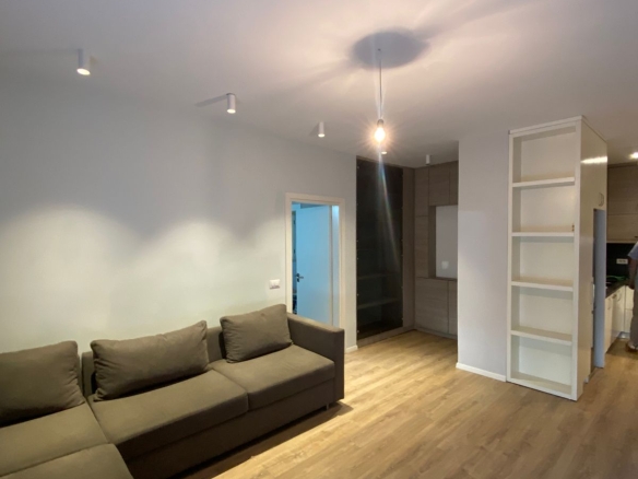 Shitet apartament 2+1 në zonën e Rrotës së Kuqe, Plazh Durrës. 97 m², mobilim modern, kati i 3-të, pallat me ashensor. Ideal për banim ose investim turistik. Kontakto tani!