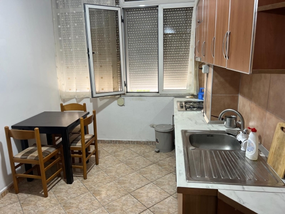 Apartament 1+1 me qira në Lagjja 12, Durrës. Kati i 3-të, i mobiluar, me ballkon dhe të gjitha kushtet. Ideal për studentë ose të huaj. Kontakto: 069 618 1261
