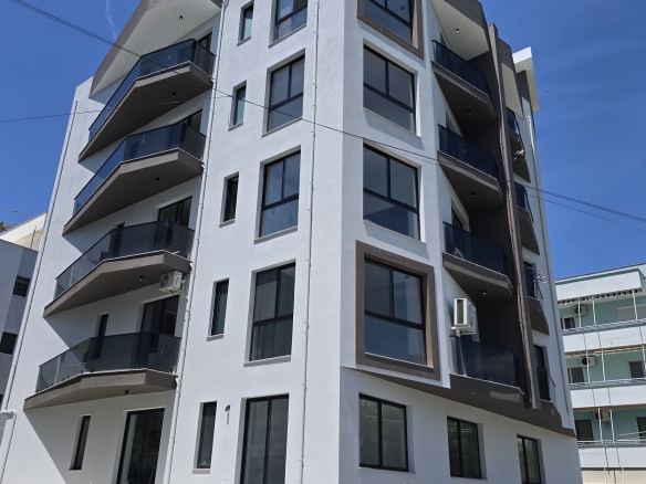 Në zemër të një prej zonave më të kërkuara bregdetare të Shqipërisë, ofrohet apartament 1+1 për shitje në Golem, me vendndodhje ideale për sezonin veror dhe për investim afatgjatë.